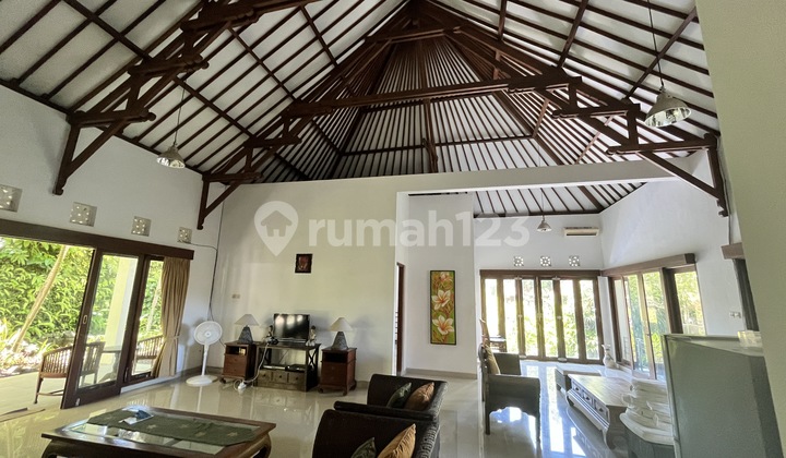 Dijual Villa Classic Di Jalan Raya Pantai Berawa Canggu - Lokasi Strategis Dekat Finns & Atlas Beach Fest
