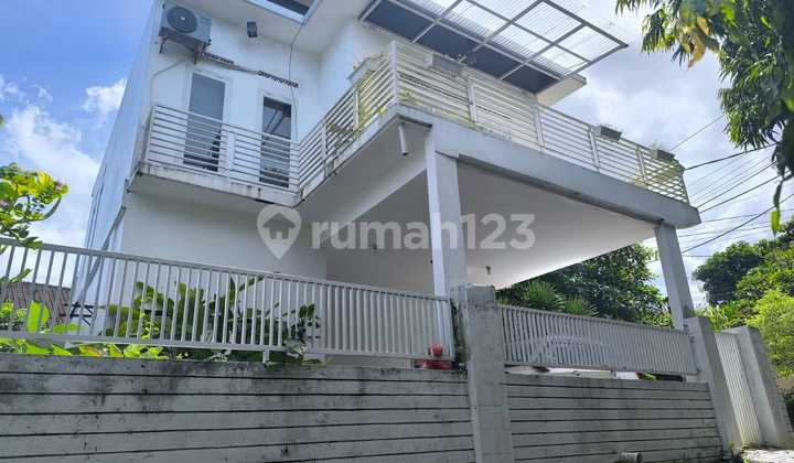 Rumah Cantik 2 Lantai Di Perumahan Taman Mumbul, Jimbaran -full Furnished, Siap Huni 