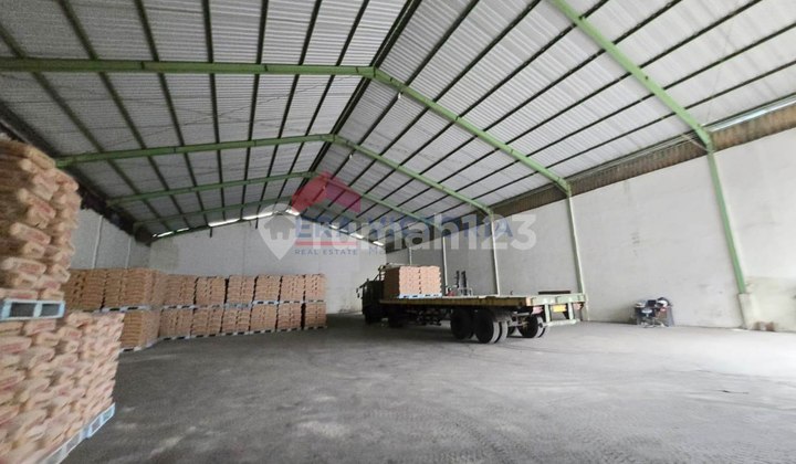 Spacious Warehouse in a Strategic Location, Suitable for Business in Pakisaji