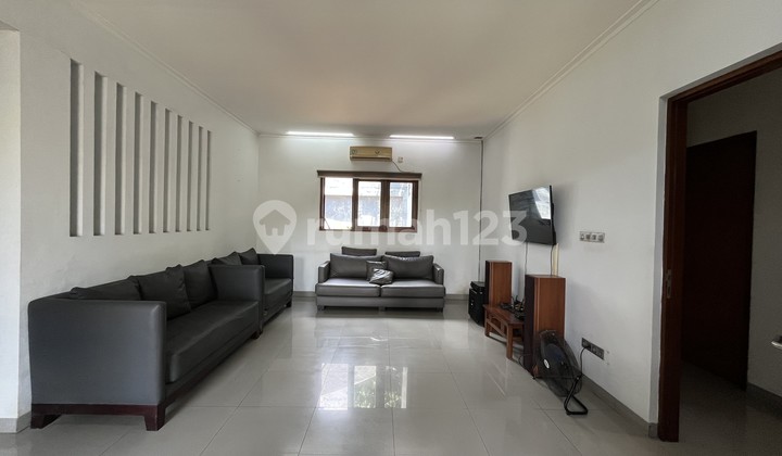 Rumah di Veteran, Jakarta Selatan Rumah di Veteran, Jakarta Selatan