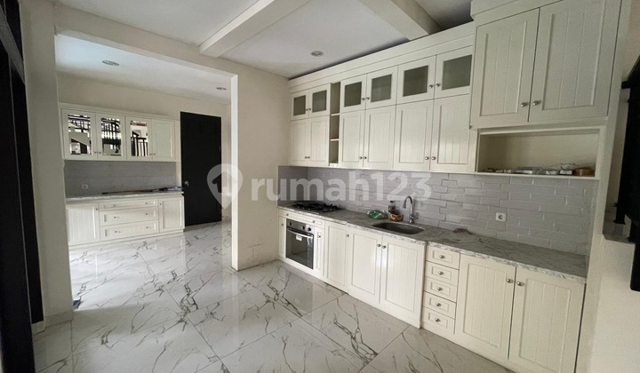 2-Story House in Menteng Consisting of 3 Pavilions 2