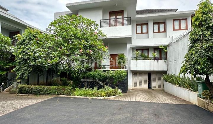 Rumah 3 Lantai Dalam Town House di Lebak Bulus