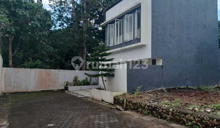 Ready-to-Live House in Jimbaran Near Unud Campus and GWK with 5 Bedrooms and 4 Bathrooms, Land Area 167 2