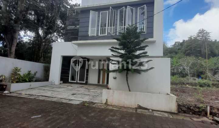 Ready-to-Live House in Jimbaran Near Unud Campus and GWK with 5 Bedrooms and 4 Bathrooms, Land Area 167 Ready-to-Live House in Jimbaran Near Unud Campus and GWK with 5 Bedrooms and 4 Bathrooms, Land Area 167