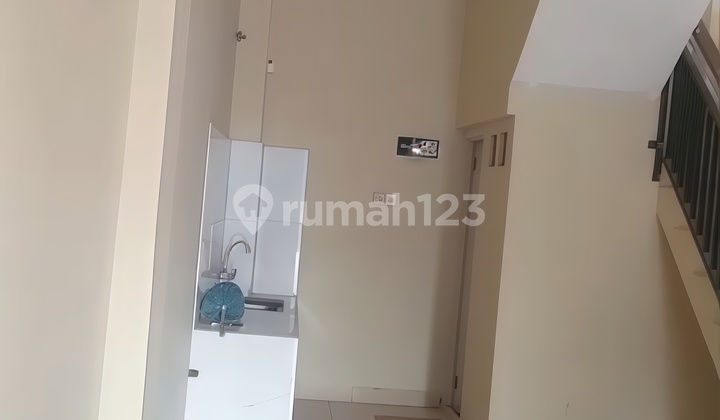 Strategically Located Shop House, Busy Road Access in Depok 2