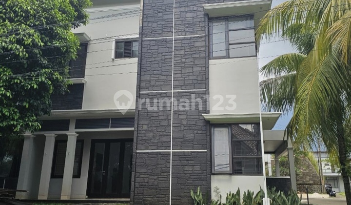 Rumah Mewah di Kawasan Elite