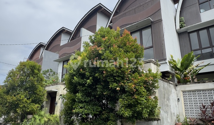 Exclusive Semi Villa For Rent - 3 Bedroom on Jalan Semer Kerobokan, Badung, Bali