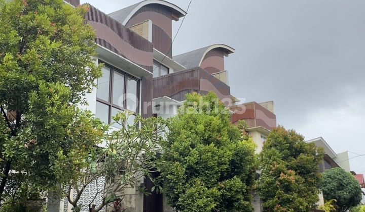 Dijual Rumah Semi Villa di Jalan Semer, Kerobokan, Badung - Bali