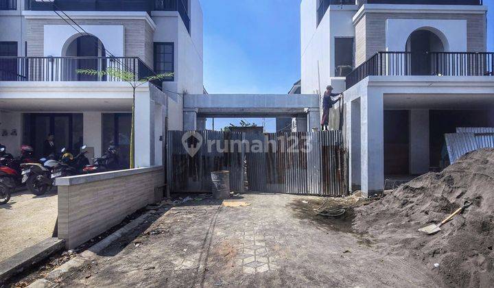 Rumah 3 Lantai De Villa Majapahit Boulevard Palebon Raya Pedurungan