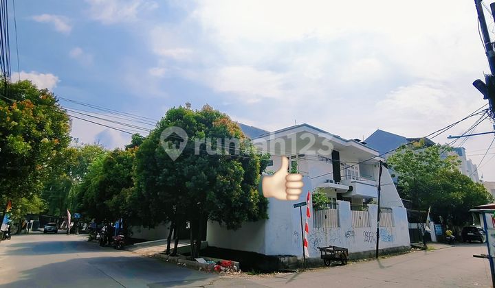 Rumah Hoek Asri SHM 2 Lt Lokasi Strategis di Komplek Taman Ratu, Jakarta Barat