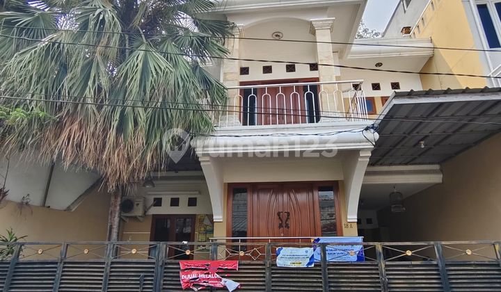 Rumah Minimalis SHM dengan Carport di Bawah Tanah Berada dikawasan Perkantoran Senayan di Simprug, Jakarta Selatan