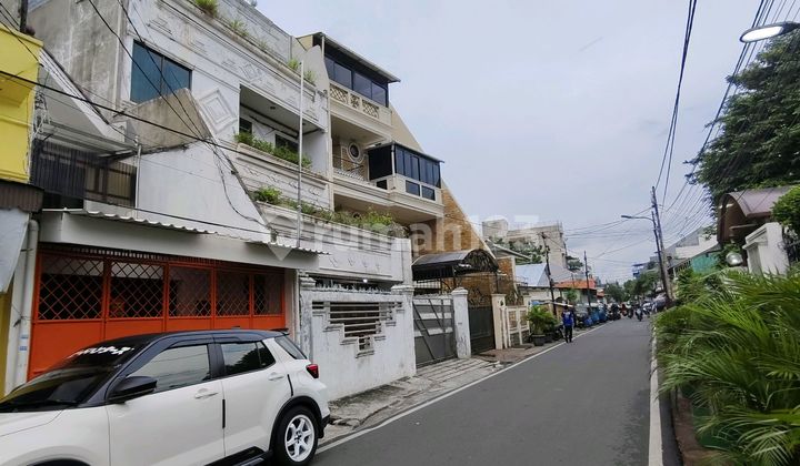 Rare Listing! Rumah Besar 4Lantai di Kawasan Bisnis Tamansari Jakarta Barat 2
