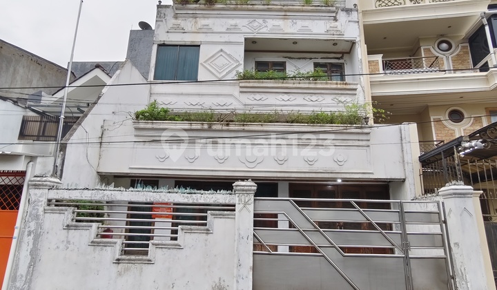 Rare Listing! Rumah Besar 4Lantai di Kawasan Bisnis Tamansari Jakarta Barat