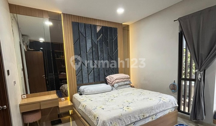 Rumah Cantik 2 lantai Full Furnish, Cukup Bawa Koper, Dekat ke BSD !!