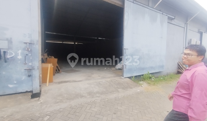 Warehouse on Komyos Soedarso Street, Size 450m2, Very Good Premium.