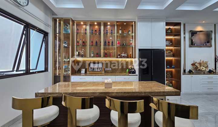 For Sale: The Spring Cluster Scarlet House