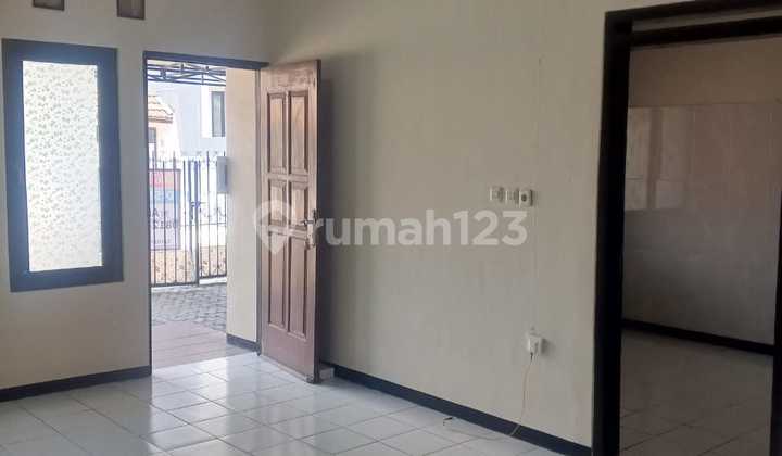 Klampis Semolo House Ready to Live In, Good Condition, Near Hokky Supermarket, Nginden, Manyar, Bratang Ngagel, City Center, Close to Itats, Untag, Its, Unair, Hang Tuah, and Merr Galaxy Mall.