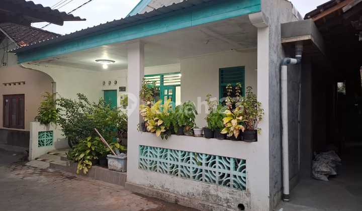 Rumah Tinggal Lokasi Strategis Dekat Kebun Binatang Gembira Loka 