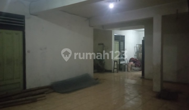3-Storey Shop House in a Strategic Location on Jalan Wahid Hasyim, Ngampilan, Yogyakarta 2