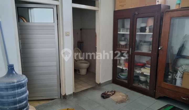 House Suitable for Business Space Located in the Bantul Street Shophouse Area. 2