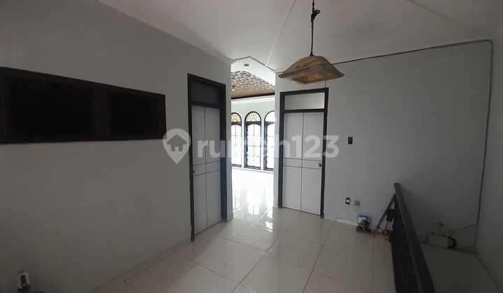 Beautiful 2-Story House Ready to Live In, Strategic Location in Tebet Kebon Baru, South Jakarta 2