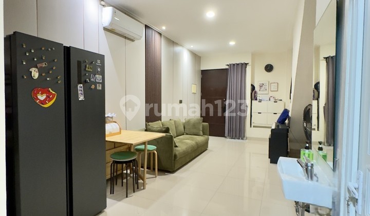Harga Nepis! Rumah Full Furnished, Rapi dan Sudah ada Interior di Green Village Cipondoh
