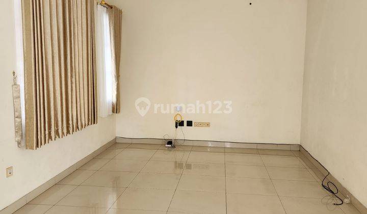 Rumah dengan Taman dan Luas di West Europe Green Lake City 1