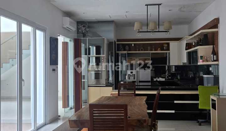 Rumah Bagus, Besar dan Mewah dengan 4+1 Kamar Tidur Full Furnished di Kosambi