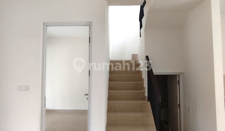 Bisa Nego! Rumah Depan Taman Cantik & Luas, Kondisi Bagus di Green Puri Jakarta Barat