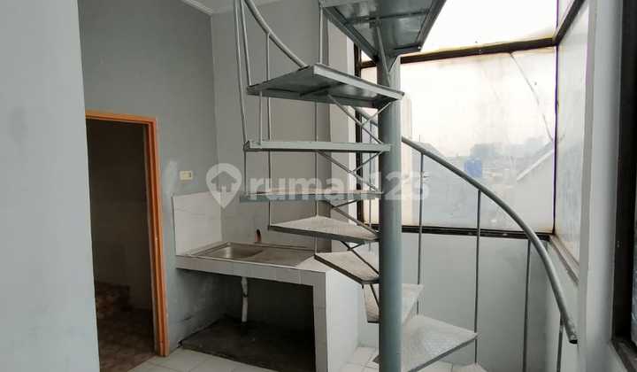 Nice and Spacious Shop House in Pasar Minggu at an Affordable Price 2
