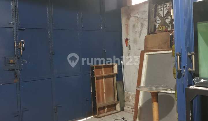 Rumah Tua (Layak Huni) Keamanan (Jalan Besar, Banyak Bank dan Showroom, Sangat Ramai) Jakarta Barat