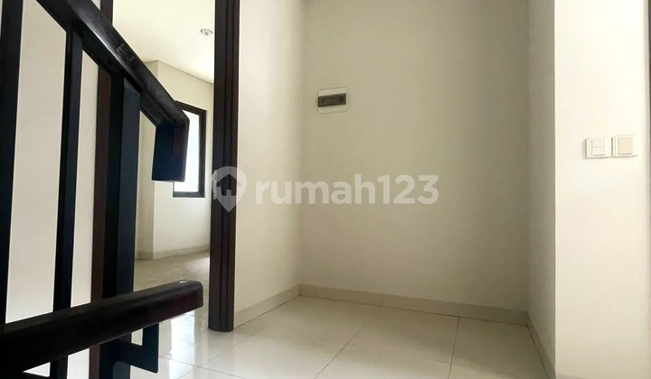 Rumah 3 Lantai Regent Town Eminent Bsd Tangerang 