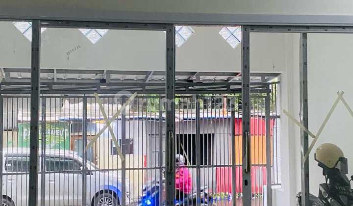 Selling 2 Strategic Shophouses Ready to Live In, Nice and Comfortable on Peta Street Side. 2