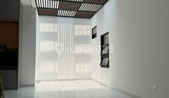 Rumah Modern Bagus Unfurnished SHM Taman Kopo Indah 2, Bandung 2