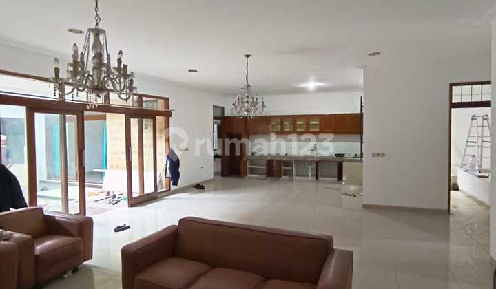 Rumah Mewah Murah Bagus Unfurnished SHM di Taman Sakura, Bandung