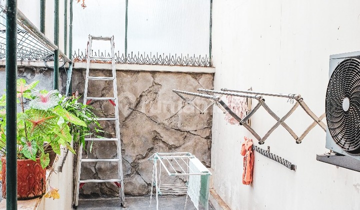 Rumah Strategis Murah Bagus Unfurnished SHM Jl Naripan Mainroad 2