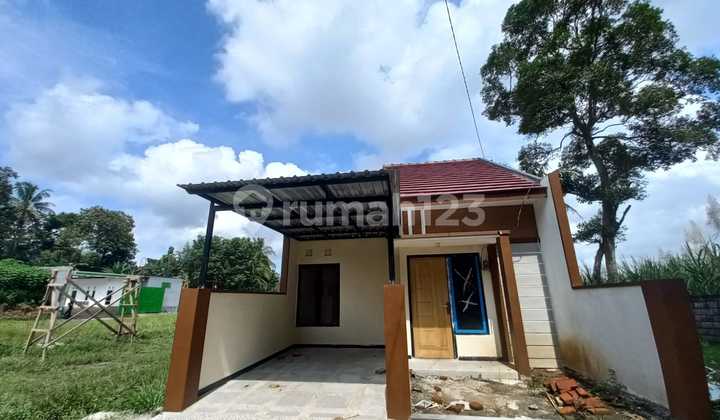 Strategic Residence with Comfortable and Easy Road Access Strategic Residence with Comfortable and Easy Road Access