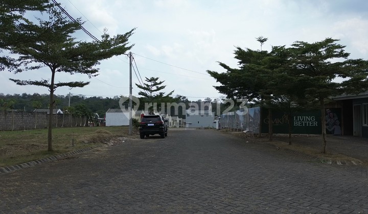 Malang Plot Ideal for Building Residences in a Quiet Area Malang Plot Ideal for Building Residences in a Quiet Area