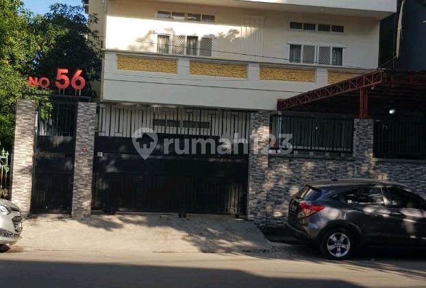 Rumah 3 Lantai Ditengah Kota 1