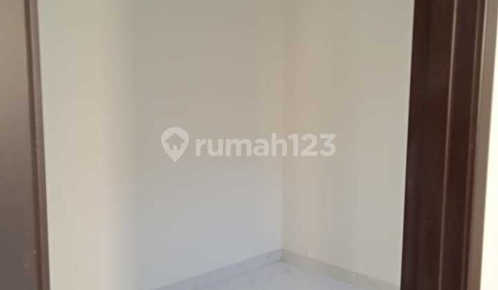 Rumah 2 Lantai Strategis