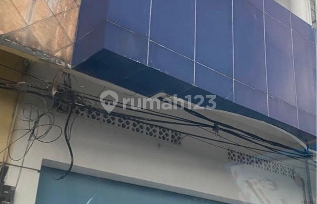 Shop House Rental on Main Road in Housing Complex Near Largest Mall in Tasik 1