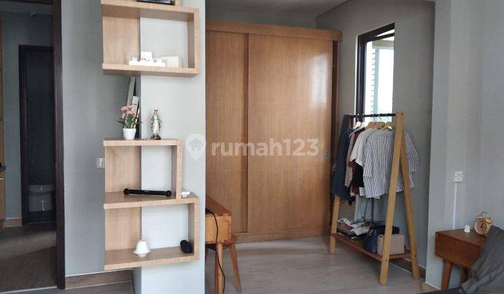 Dijual Rumah 3 Lantai Furnished di Whelford Greenwich, Tangerang 2