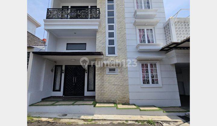 Rumah Bergaya Modern Dengan Kolam Renang Di Lenteng Agung 1