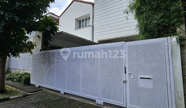 Rumah Cantik Dengan Kolam Renang Di Komplek Mewah Cinere