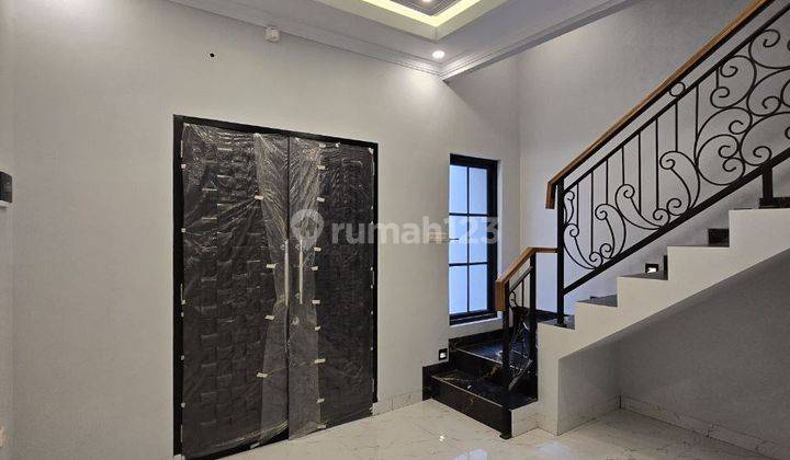 Rumah Modern Dengan Rooftop Dalam Cluster Jagakarsa 2