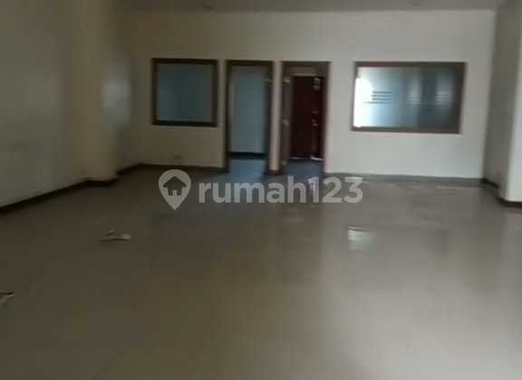 STURDY BUILDING !!! 3-Storey Shop House on 3 Acres in the Culinary Center of West Teuku Umar Street, Denpasar 2