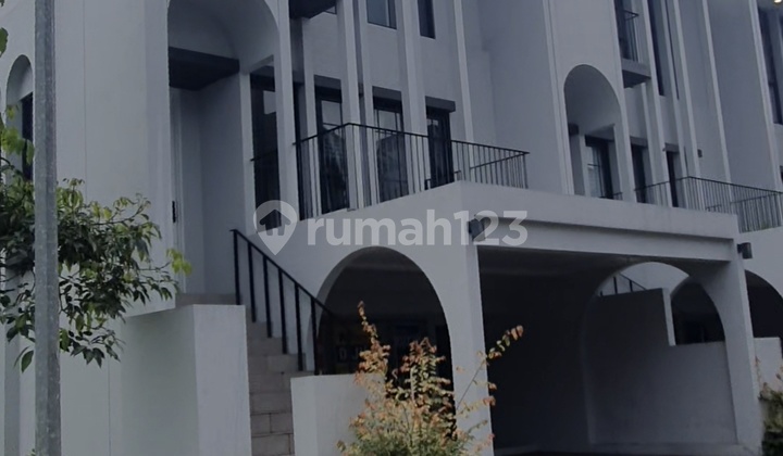 Rumah 3 Lt di Greenwhich Bsd, Perbatasan dengan Bsd. Murah