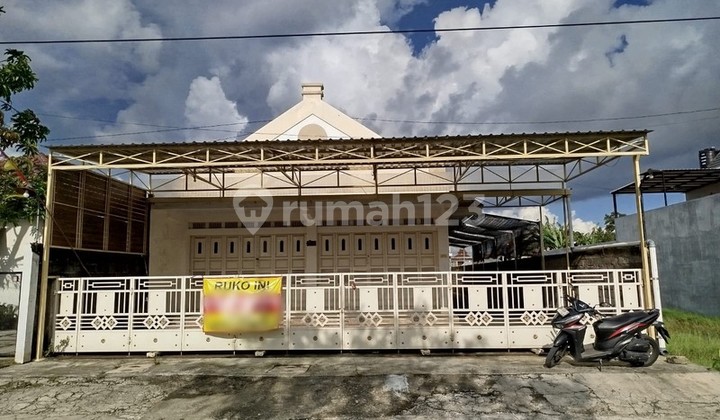 Strategic Shophouse for Rent with Spacious Parking in Maguwoharjo, Sleman Suitable for Office/Cafe