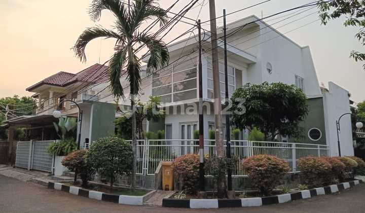 Dijual Rumah Cantik 2 Lantai Hoek Lt 240 di Cibubur