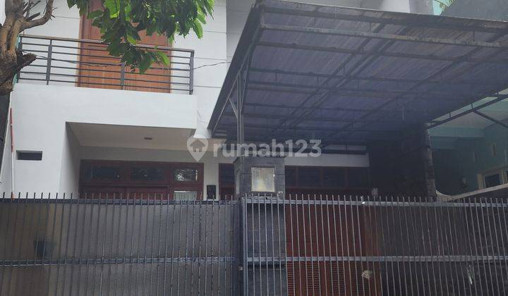 Sewa Rumah Cantik Bagus Siap Huni Full Furnish 2 Lt Taman Laguna 2